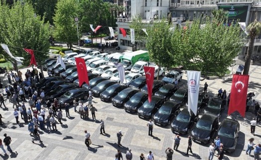 CHP'li başkan ihtiyaç fazlası araçları sergiledi: ‘Artık şatafata son!'