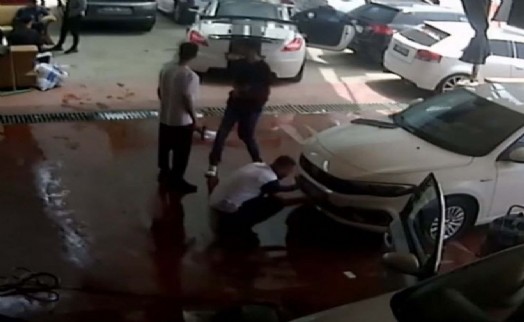 Evinin önündeki silahlı saldırıda öldü; olay anı kamerada