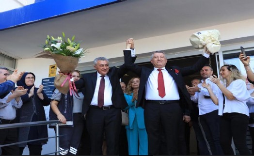 Güzelbahçe'de devir teslim yapıldı: Başkan Günay'a coşkulu karşılama