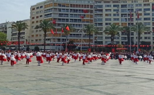 İzmir'de 23 Nisan coşkusu: Cumhuriyet Meydanı'na akın