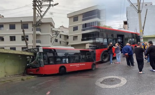 İzmir'de korkutan kaza: ESHOT bir evin duvarına çarptı...