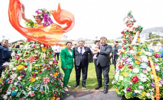 İzmir'in geleneksel festivaliyle Bayındır'da yine çiçekler açtı