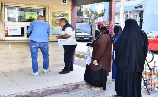 İzmirli yurttaşlardan Başkan Tugay'a 'ekmek' teşekkürü