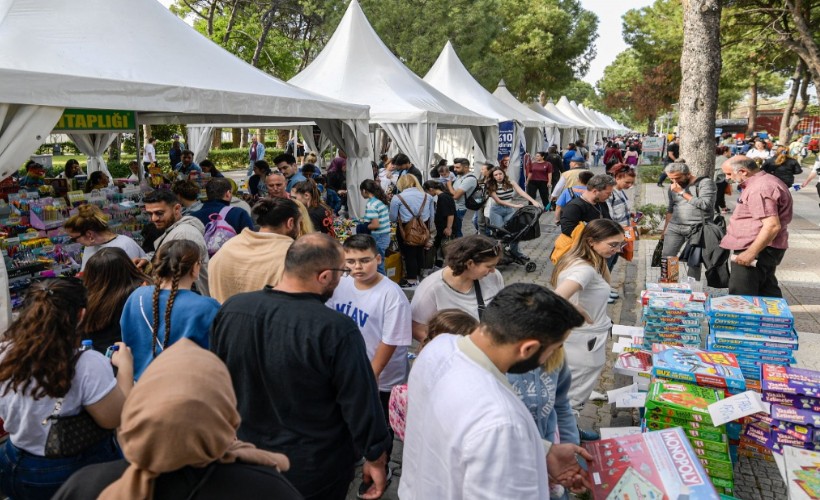 İzmirliler İZKİTAP Fest’e akın etti