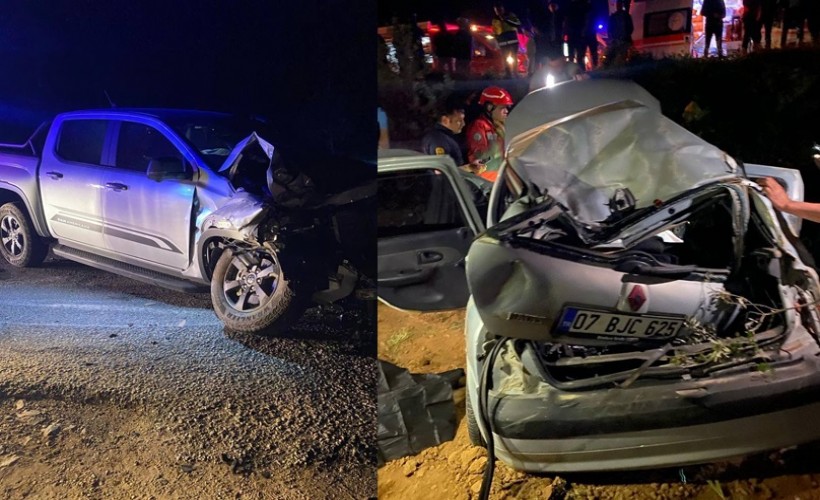 Kamyonet ile otomobilin çarpıştığı feci kazada 2 sağlık çalışanı öldü, 3 kişi yaralandı