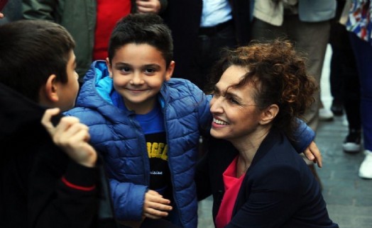 Karşıyakalı çocuklardan 23 Nisan'a özel Atatürk mozaiği