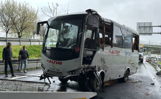 Polisleri taşıyan minibüs devrildi: 6 yaralı