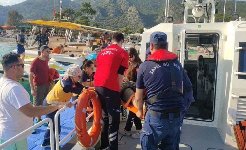 Teknede düşen İngiliz turist, Sahil Güvenlik botu ile hastaneye götürüldü