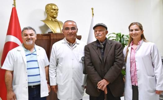 86 yaşındaki Cemil Merttürk Eşrefpaşa Hastanesi'nde şifa buluyor