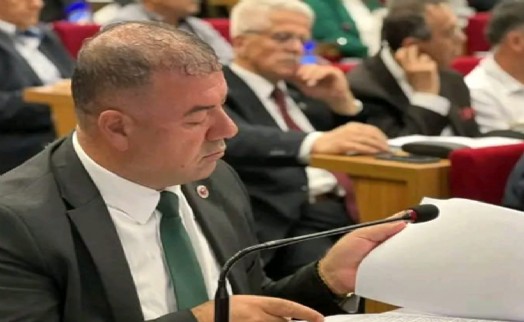 AK Partili Aydemir'den dikkat çeken gönderme: Mezarlıklar kendilerini vazgeçilmez sananlarla dolu