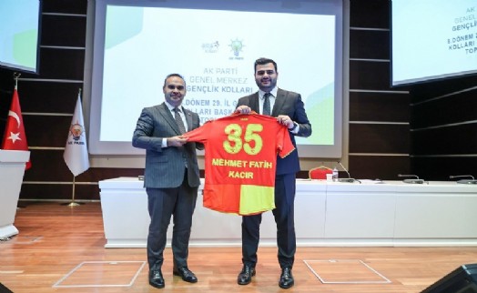 AK Partili İnan'dan Bakan Kacır'a Göztepe forması