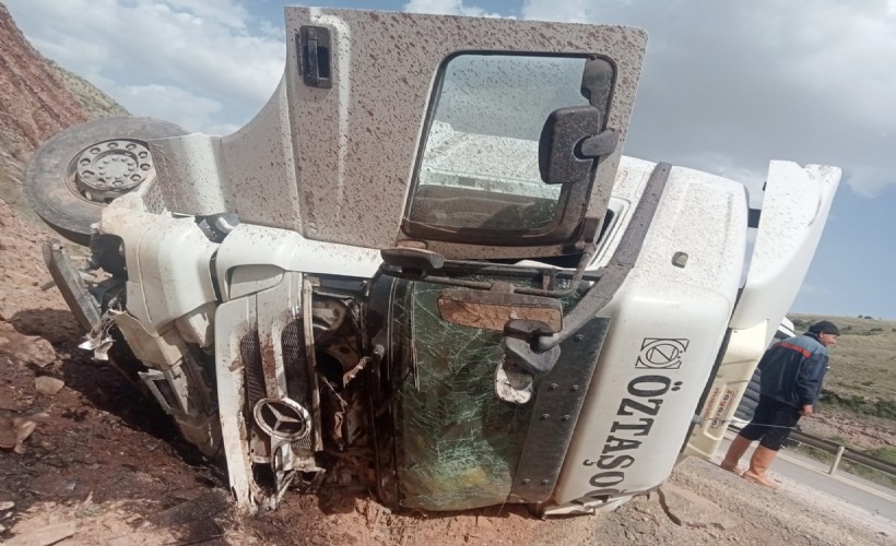 Afyonkarahisar'da hafriyat kamyonu devrildi