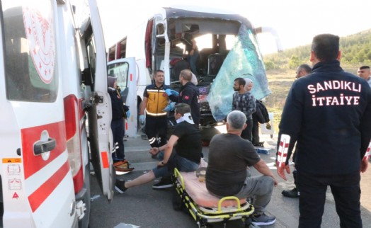 Yolcu otobüsüyle kamyonet çarpıştı: 17 yaralı