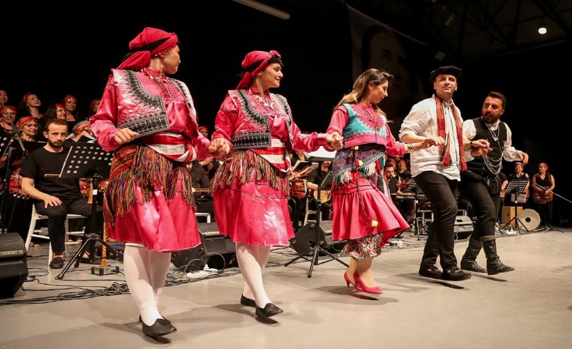 Başkan Eşki, Halk Dansları Festivali'inde horon oynadı