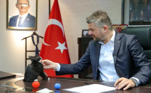 Başkan Görkem Duman makamını Üzüm'le paylaşıyor