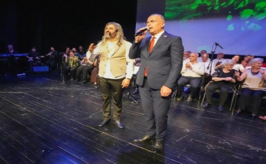 Başkan Işık, 'Kızılcıklar Oldu mu' türküsünü seslendirdi
