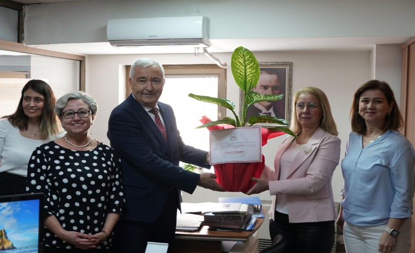 Başkan Türkmen'den çiçek jesti!
