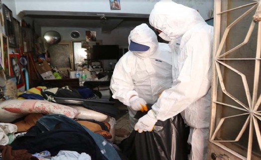 Bayraklı Belediyesinden çöp ev operasyonu: 3 kamyon çöp çıkarıldı