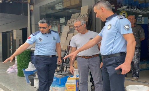 Bayraklı'da kaldırım işgallerine denetim