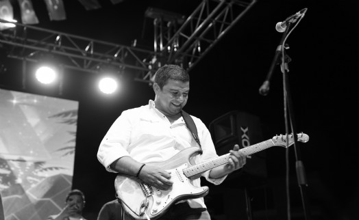 Belediye başkanı sahnede gitar çaldı