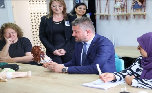 Buca Belediyesi'nin kurs merkezleri kadınlara meslek edindiriyor