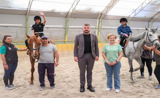 Buca'nın özel çocuklarına atlı terapi