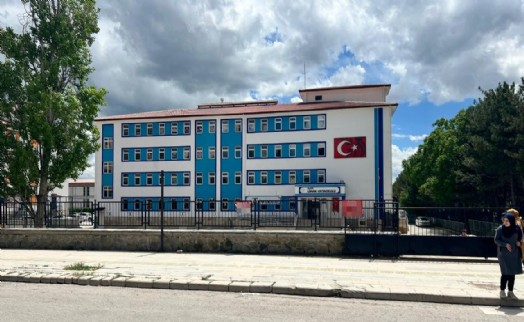 Elazığ'da kopya çekerken yakalanan öğrenci öğretmenini bıçakladı