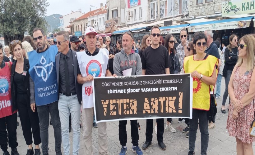 Foça'da öğretmenler 'eğitimde şiddet'i protesto için meydanlarda