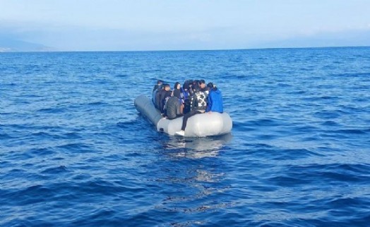 İzmir açıklarında 24 düzensiz göçmen yakalandı