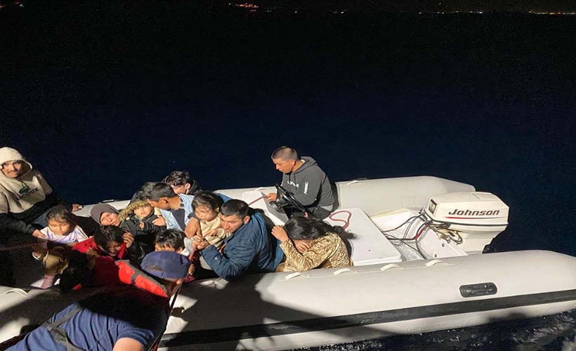 İzmir'de 37 göçmen kurtarıldı, 12 göçmen yakalandı