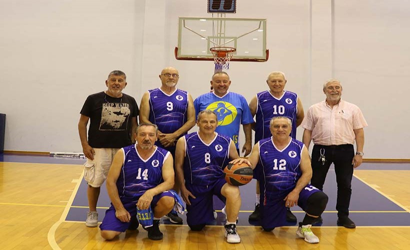 İzmir'de 65 yaş ve üzeri basketbolcuların Türkiye'de rakibi yok