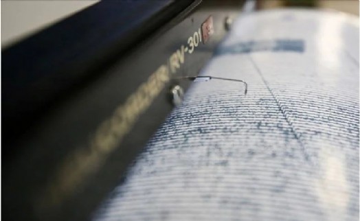 Ege Denizi'nde deprem! Karaburun sallandı