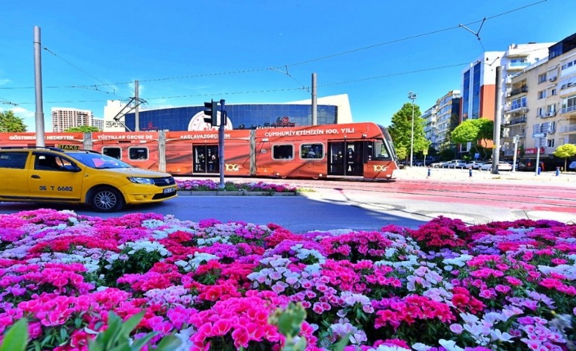 İzmir'de kentin cadde ve meydanları çiçek açtı
