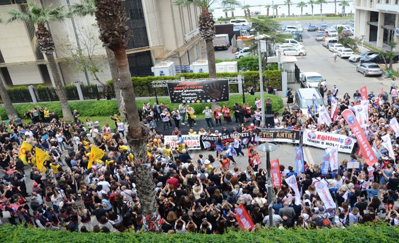 İzmir'de öğretmenler ayakta: Bakan Tekin'e istifa çağrısı