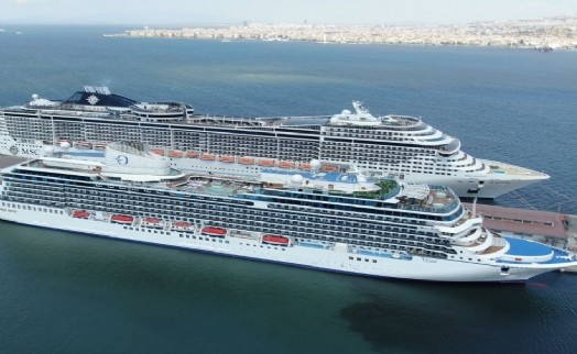 İzmir'e 2 kruvaziyer gemisi toplam 4 bin 761 yolcu getirdi