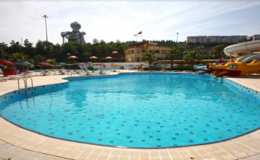 Karabağlar'da Aqua Yaşam Yüzme Havuzu açıldı