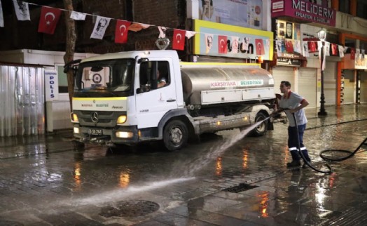 Karşıyaka Çarşısı'nda dip bucak gece temizliği