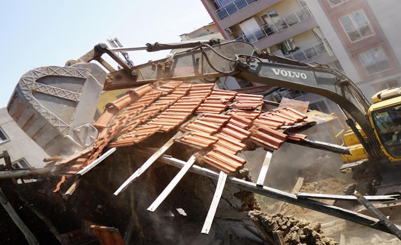 Kemalpaşa'da metruk yapılar bir bir yıkılıyor