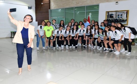 Kınay, Orbit Karabağlarspor Kız Futbol Takımı'yla buluştu:  Şampiyonluk bekliyoruz