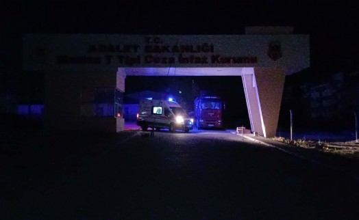 Manisa'da hücresindeki yatağı ateşe veren mahkum ağır yaralandı, 6 kişi dumandan etkilendi