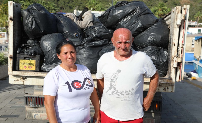 Marmaris'te Avcı çifti, koylarda 150 torba çöp topladı