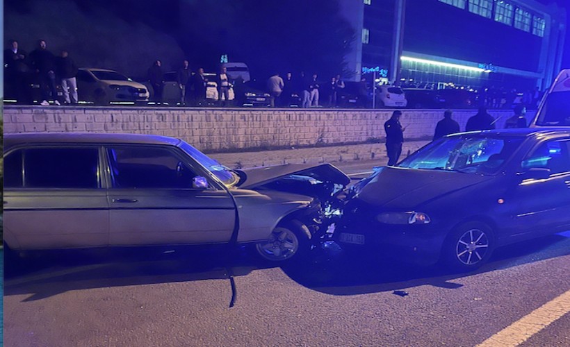 Ters yönde giden otomobil, karşı yönden gelen otomobille kafa kafaya çarpıştı: 5 yaralı