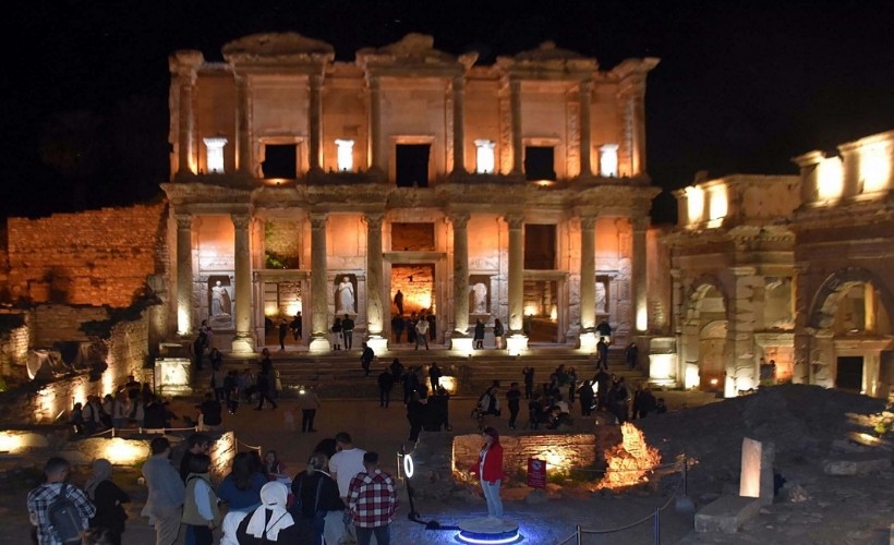 Türkiye'de ilk kez uygulanıyor: Efes'te 'gece müzeciliği' dönemi başladı!
