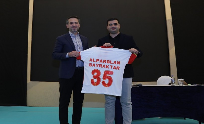 AK Partili İnan'dan Bakan Bayraktar'a Göztepe forması