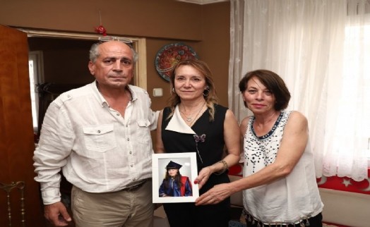 Başkan Mutlu'dan kızı öldürülen acılı babaya anlamlı ziyaret