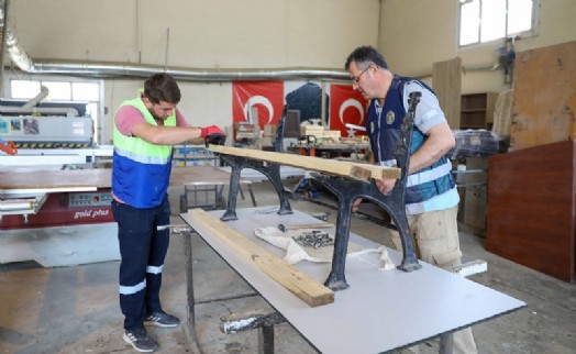 Buca'da ahşap atıklar kent mobilyasına dönüştürülüyor