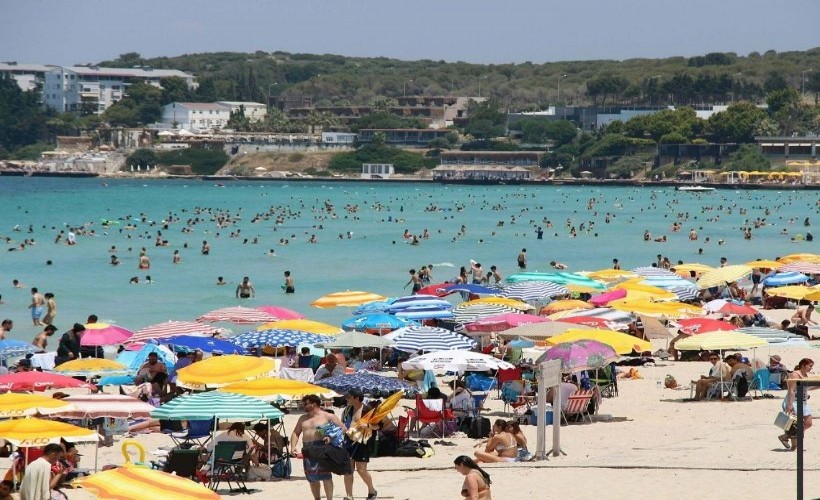 Çeşme'de arife günü yoğunluğu: Beach club ve halk plajları doldu