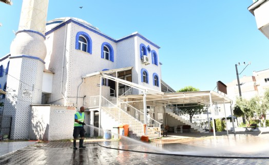 Çiğli'deki ibadethanelerde bayram temizliği