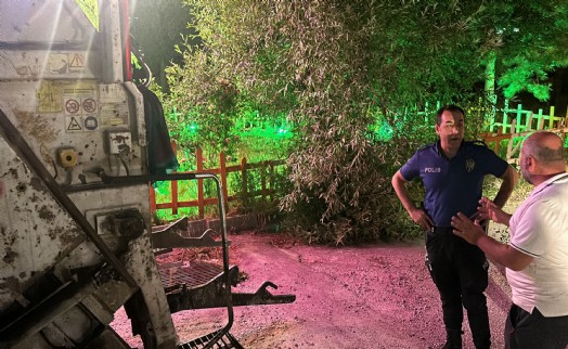 Çöp kamyonu ile ağaç arasında sıkışan işçi yaralandı