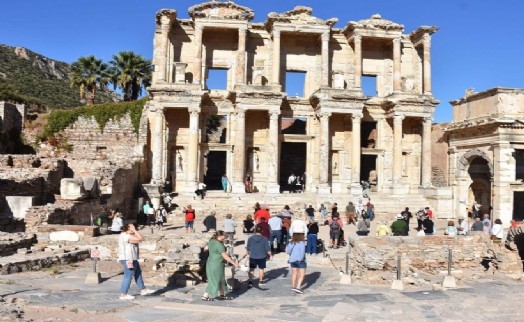 Efes Antik Kenti'ni bayramda 129 bin kişi ziyaret etti